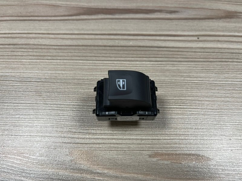 Кнопка стеклоподъемника - фото 1