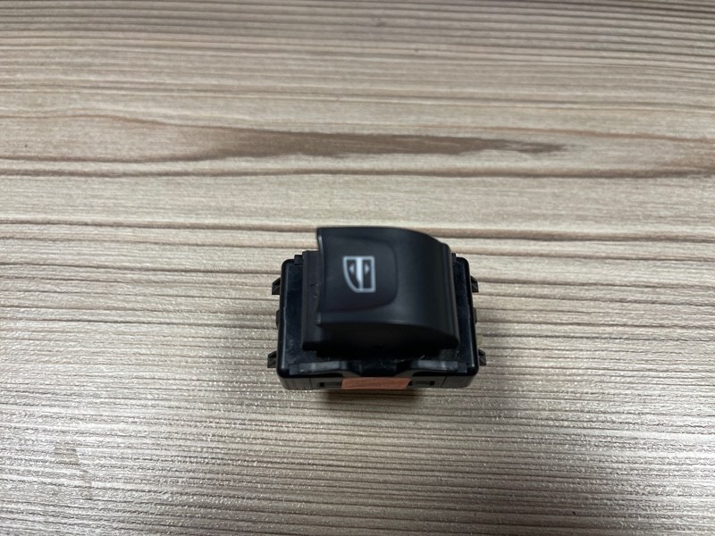 Кнопка стеклоподъемника - фото 1