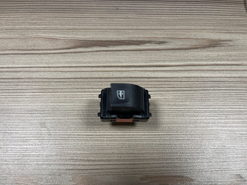 Кнопка стеклоподъемника - фото 1