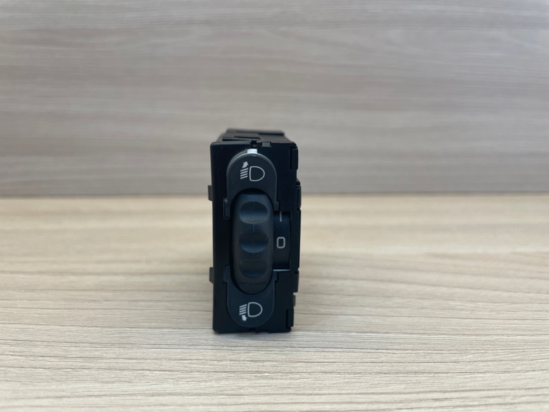 Кнопка корректора фар - фото 1