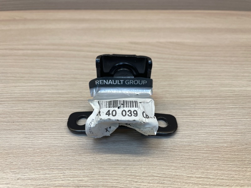 Петля крышки багажника - фото 1