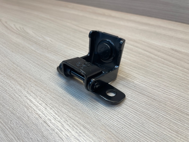 Петля крышки багажника - фото 2