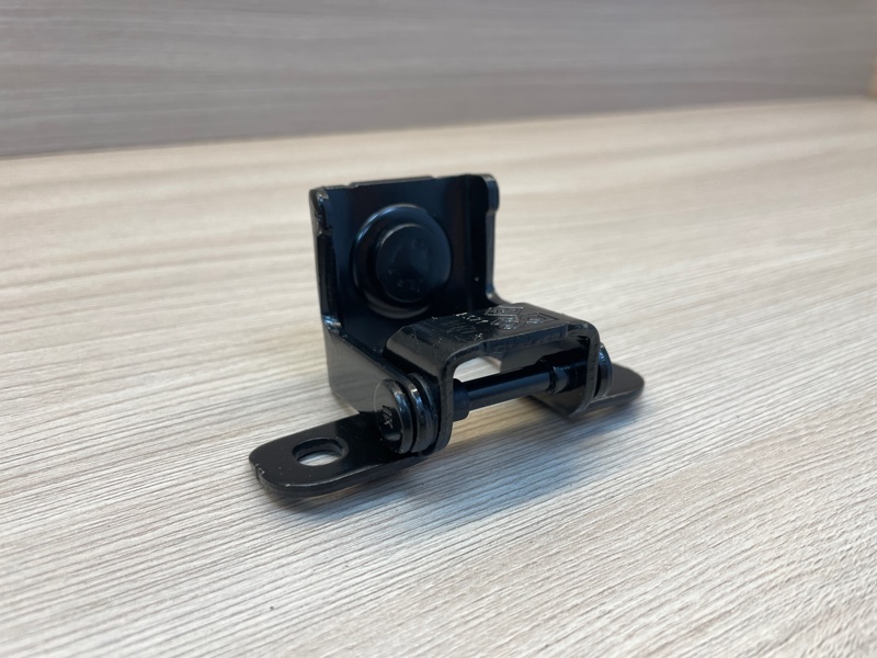 Петля крышки багажника - фото 3