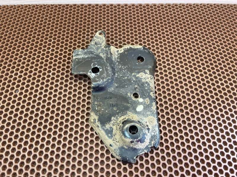 Кронштейн подрамника - фото 1