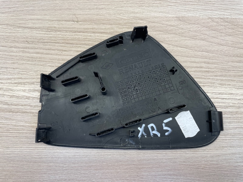 Крышка блока предохранителей салона - фото 3