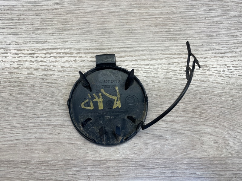 Заглушка буксировочного крюка - фото 3