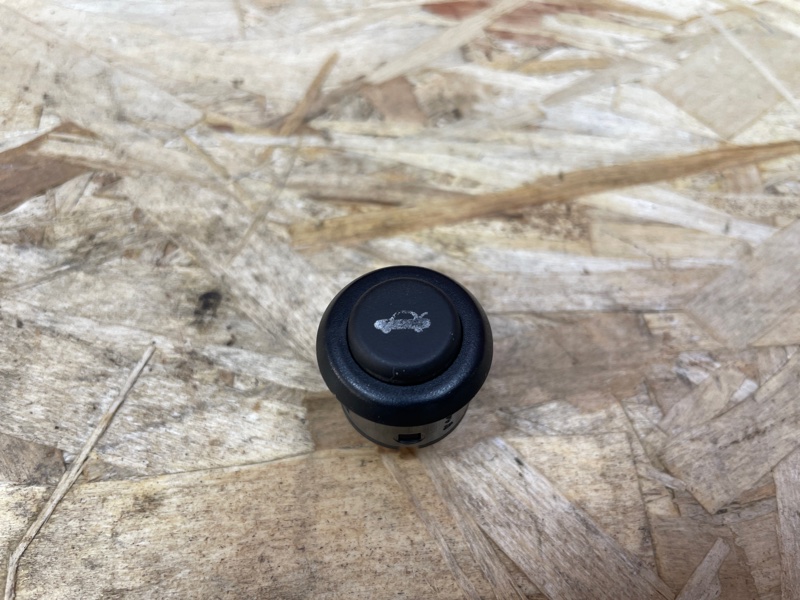 Кнопка открывания багажника - фото 2