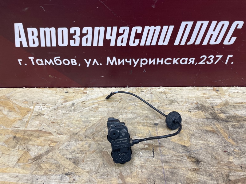 Замок лючка бензобака - фото 1