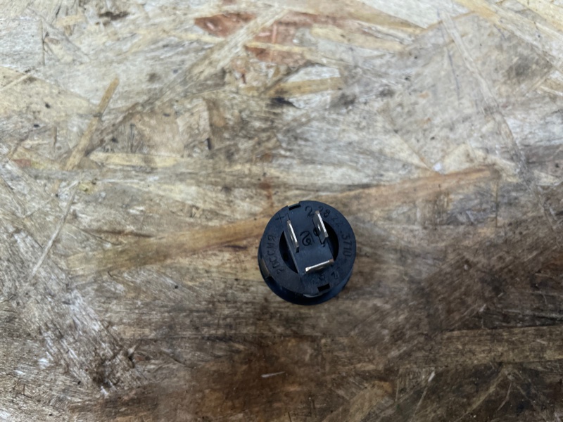 Кнопка открывания багажника - фото 4