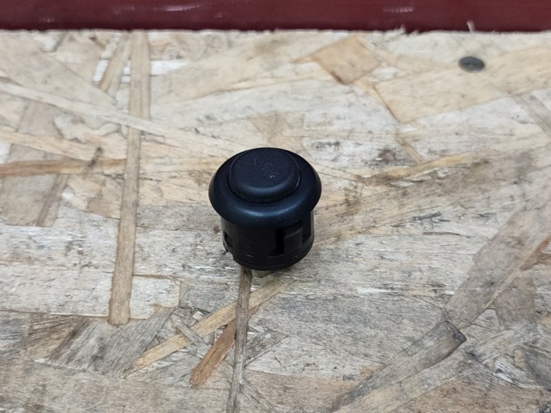 Кнопка открывания багажника - фото 1