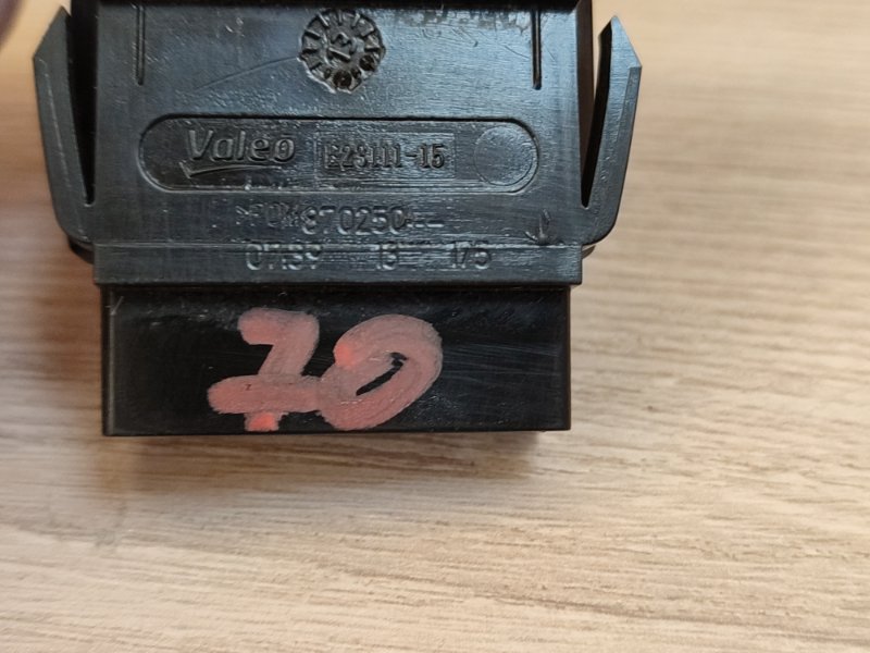 Кнопка блокировки дверей - фото 10