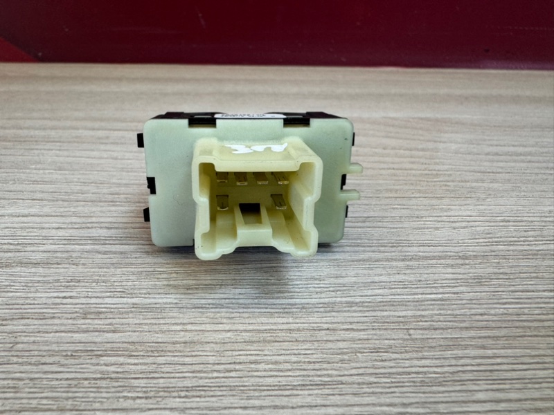 Кнопка стеклоподъемника - фото 7