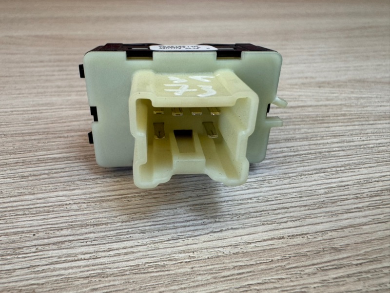 Кнопка стеклоподъемника - фото 6