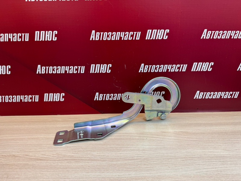 Петля капота - фото 1