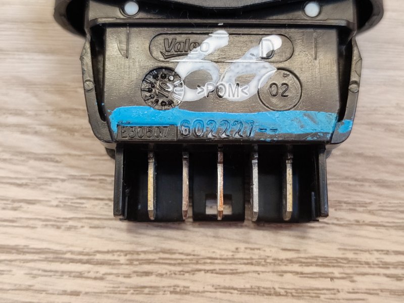 Кнопка стеклоподъемника - фото 7