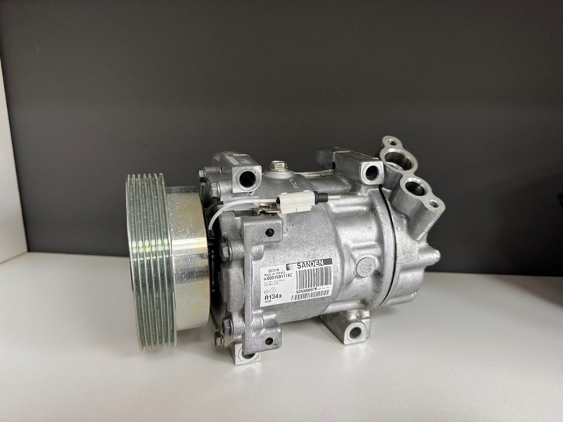 Компрессор кондиционера - фото 1