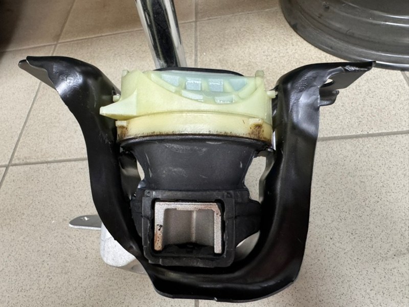 Опора двигателя - фото 1