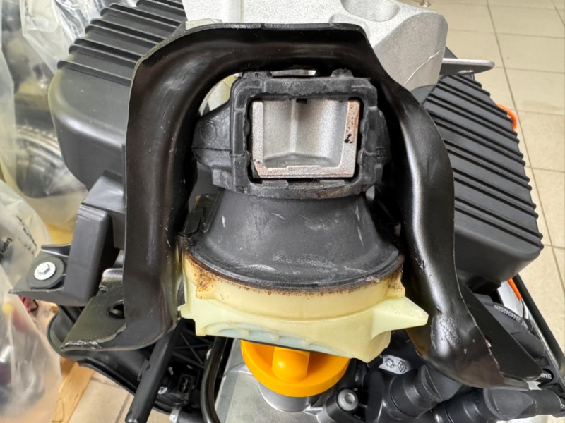 Подушка двигателя правая гидравлическая - фото 1