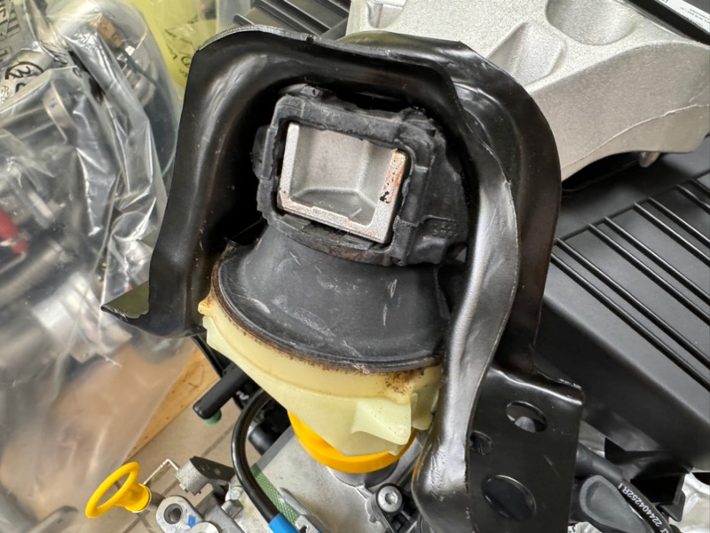 Подушка двигателя правая гидравлическая - фото 3