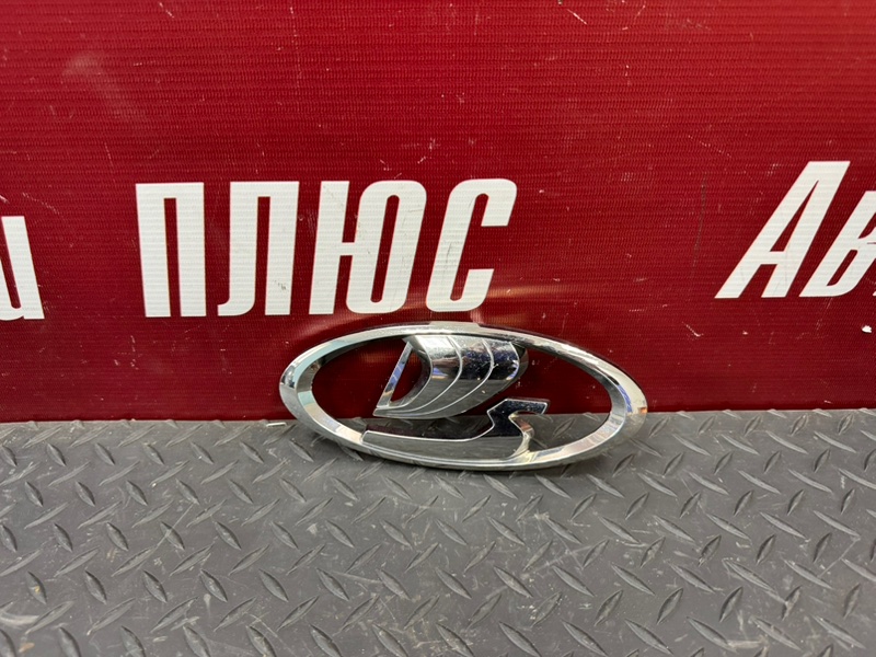 Эмблема решетки радиатора - фото 1