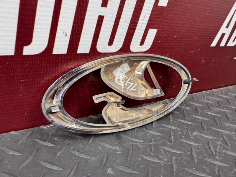 Эмблема решетки радиатора - фото 7