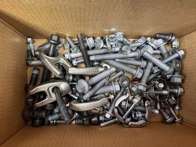 Болт крепления двигателя - фото 1