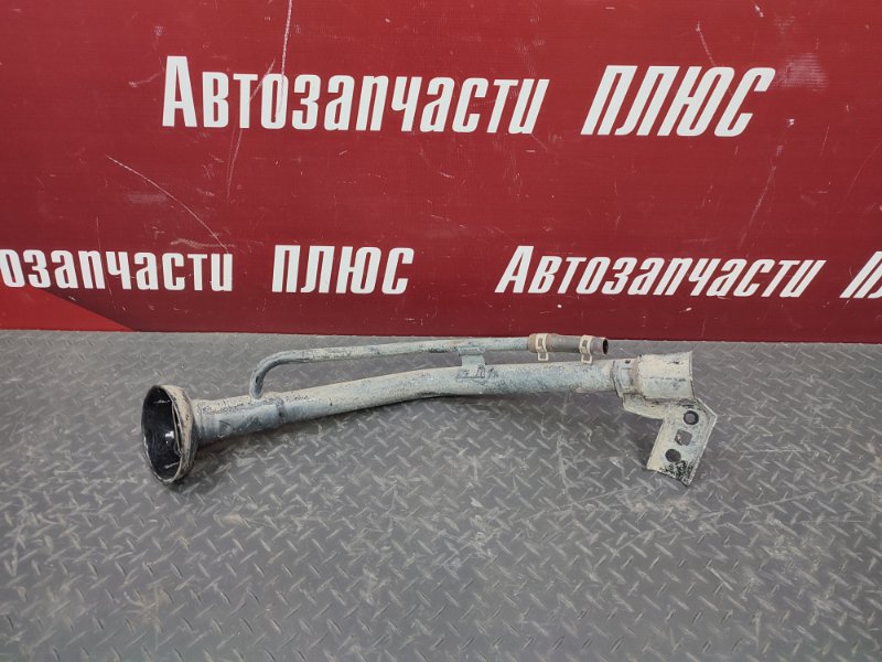 Горловина лючка бензобака - фото 1