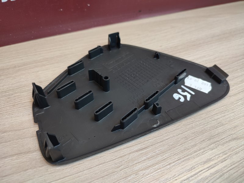 Крышка блока предохранителей салона - фото 8