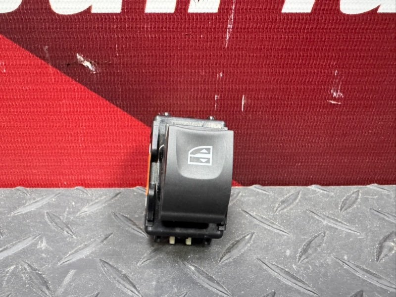 Кнопка стеклоподъемника - фото 2