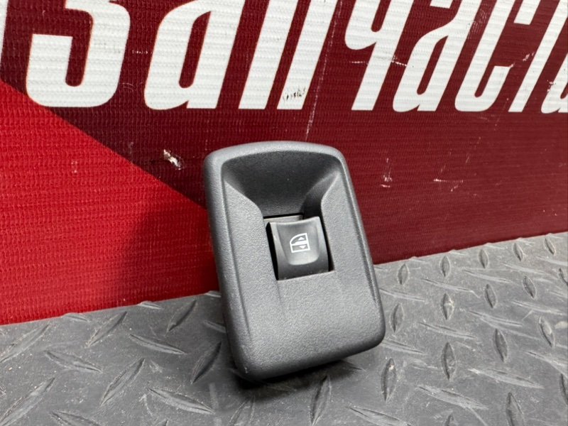 Кнопка стеклоподъемника - фото 2
