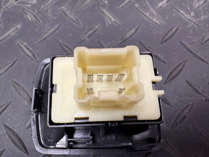 Кнопка стеклоподъемника - фото 7