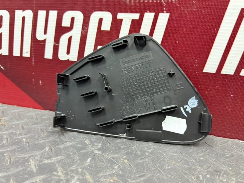 Крышка блока предохранителей салона - фото 8