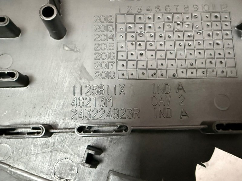 Крышка блока предохранителей салона - фото 9