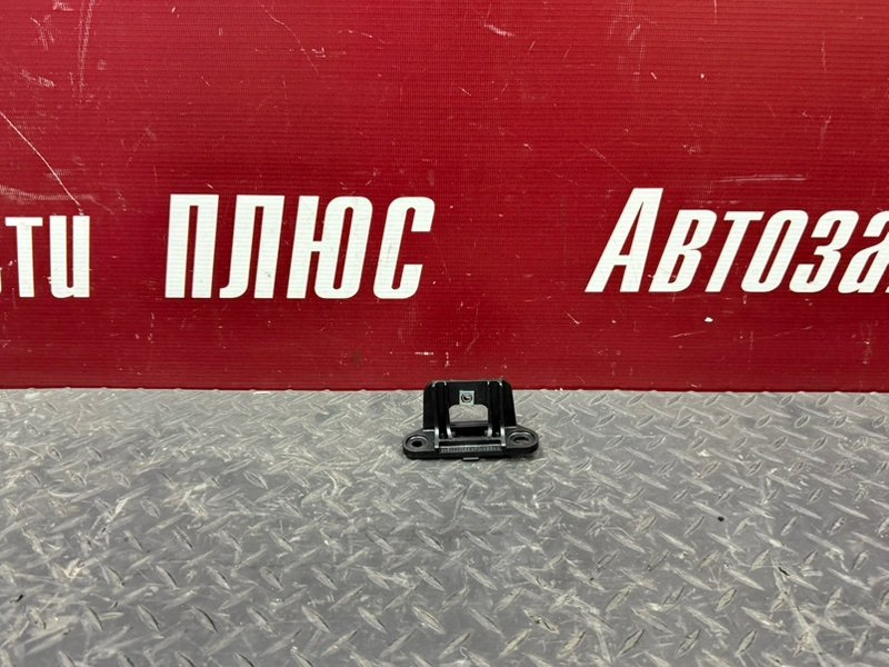 Кронштейн обшивки двери - фото 1