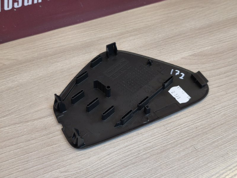 Крышка блока предохранителей салона - фото 8