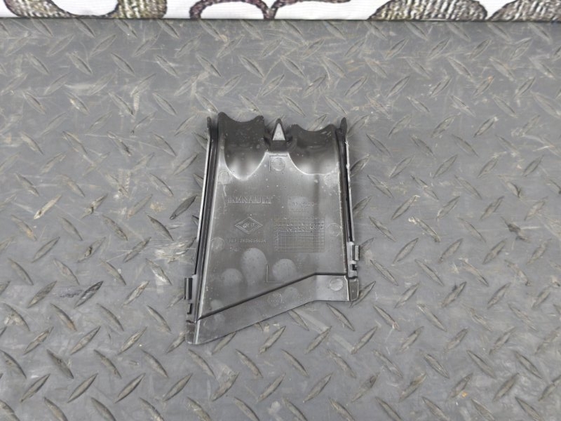 Крышка блока предохранителей - фото 3