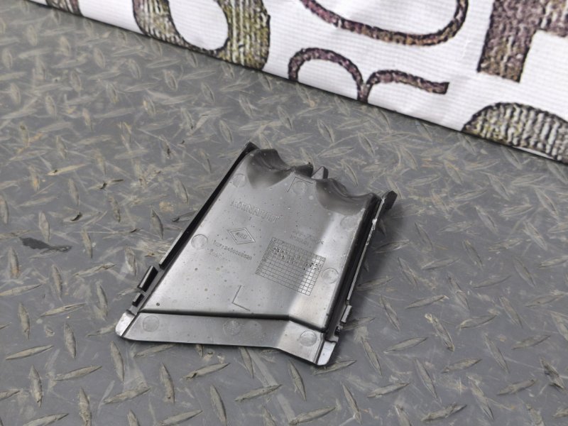 Крышка блока предохранителей - фото 4