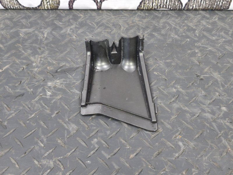 Крышка блока предохранителей - фото 7