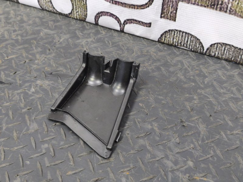 Крышка блока предохранителей - фото 8