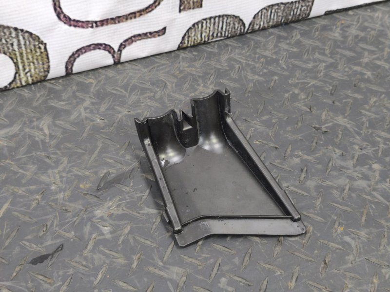 Крышка блока предохранителей - фото 9