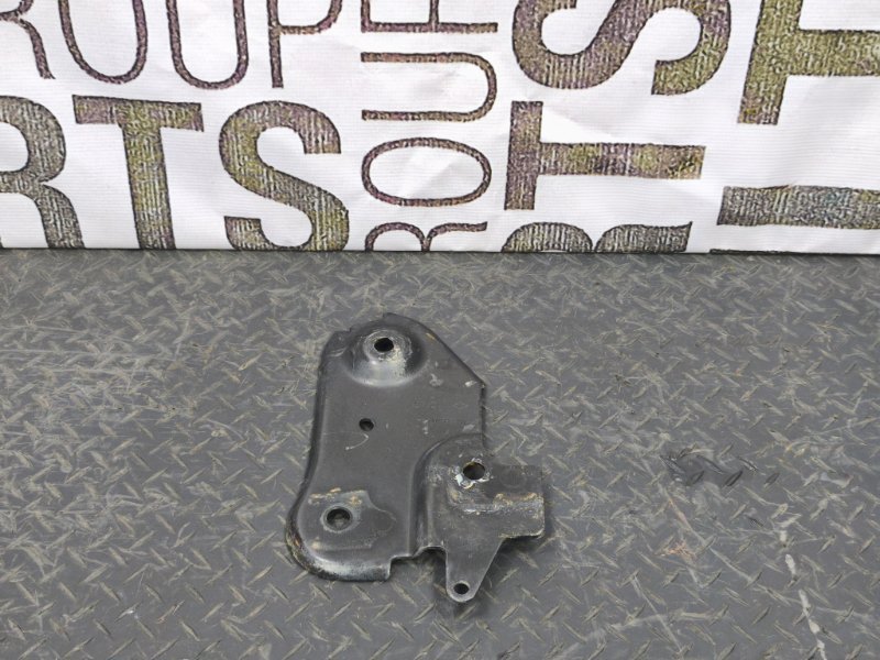 Кронштейн подрамника - фото 1