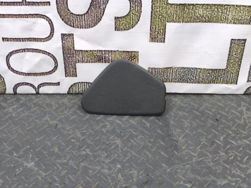 Крышка блока предохранителей салона - фото 1