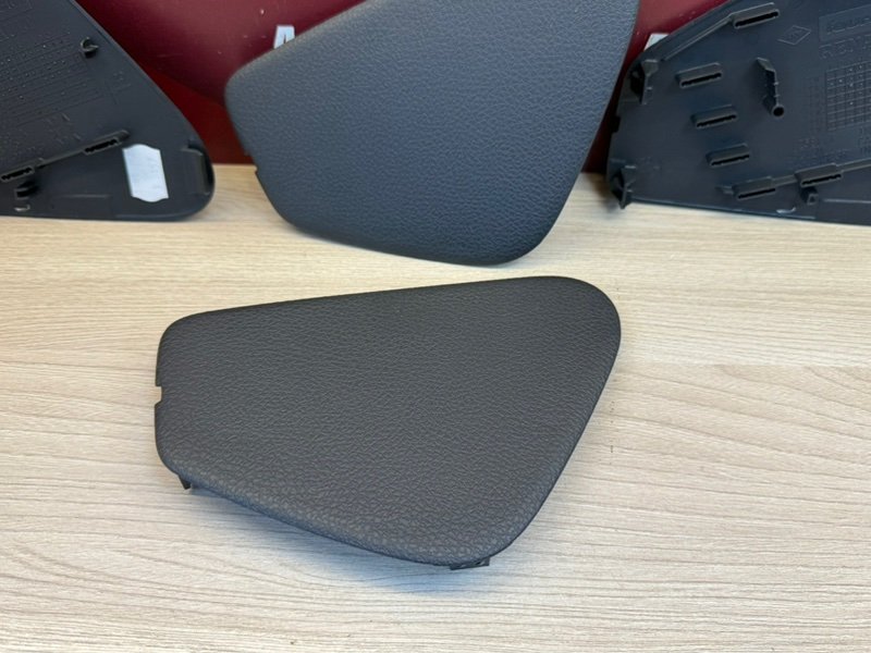 Крышка блока предохранителей - фото 5