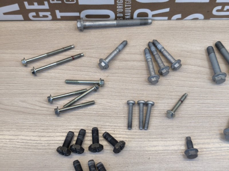 Болт крепления двигателя - фото 3