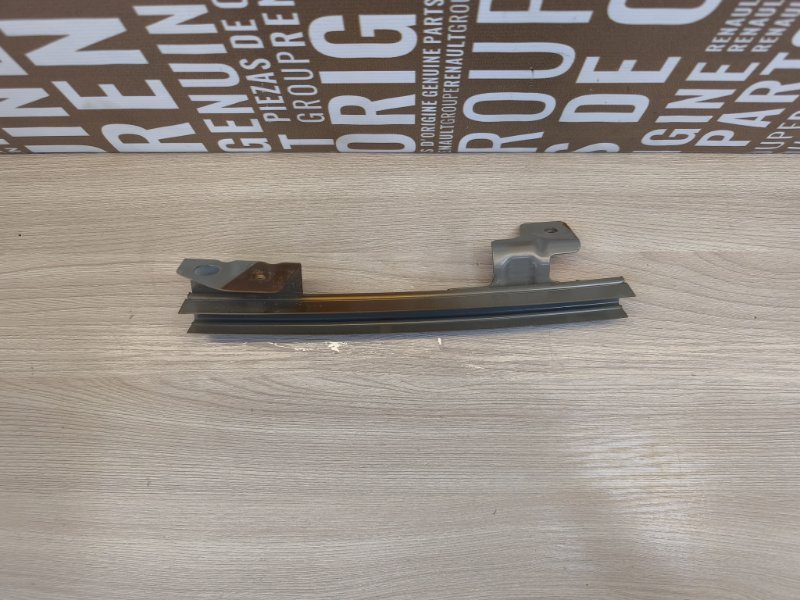 Направляющая стекла двери - фото 2