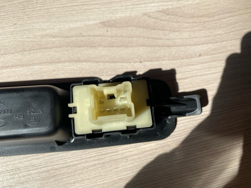 Кнопка стеклоподъемника - фото 9
