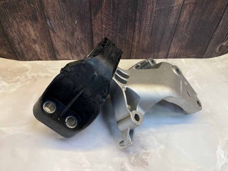 Опора двигателя - фото 1