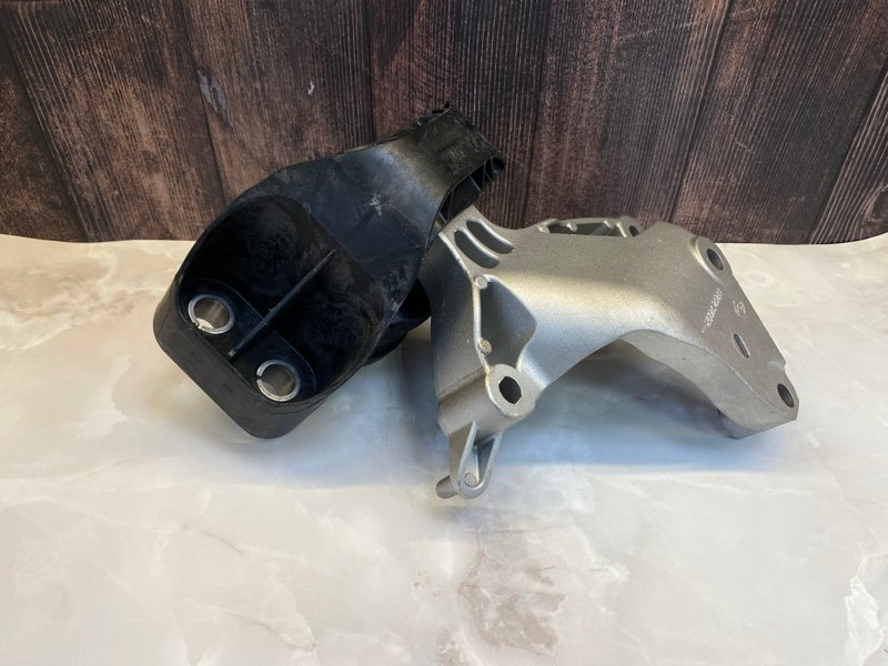 Опора двигателя - фото 1