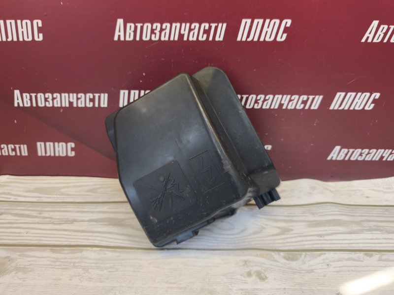 Крышка блока предохранителей - фото 1