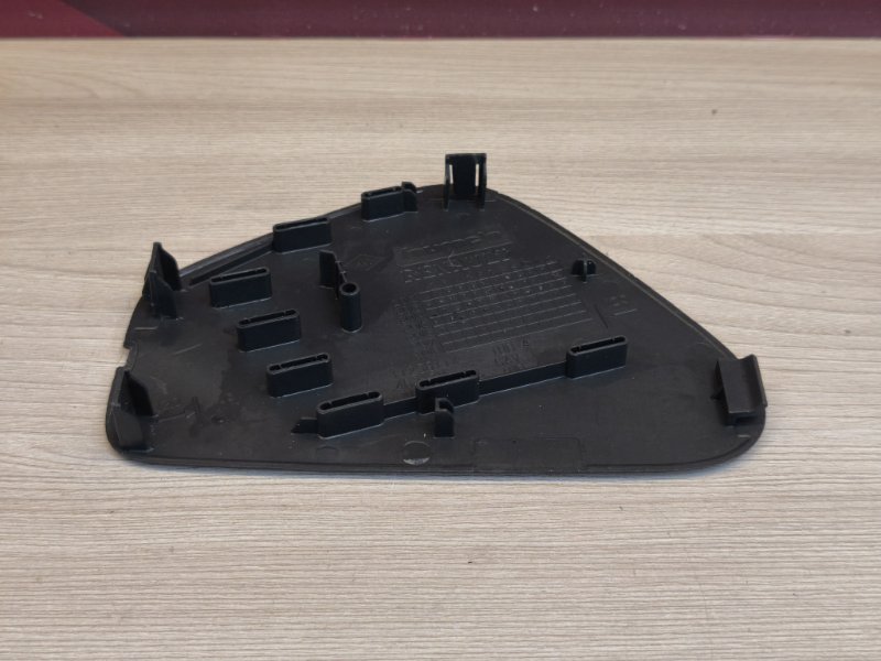 Крышка блока предохранителей - фото 6